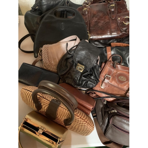 872 - A LARGE ASSORTMENT OF VINTAGE AND RETRO HANDBAGS, SOME LEATHER