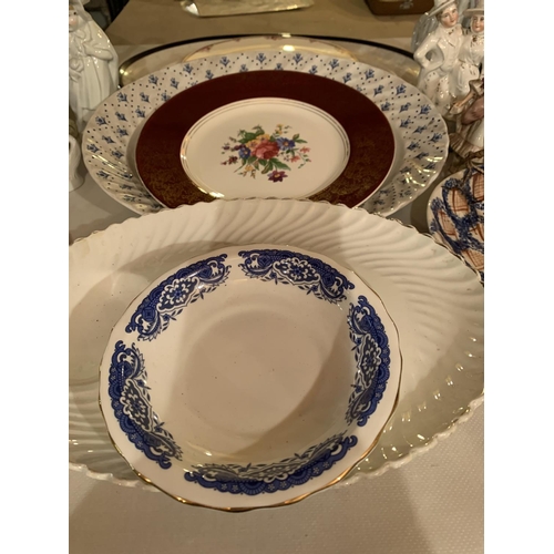 877 - AN ASSORTMENT OF VARIOUS CERAMICS TO INCLUDE STAFFORDSHIRE ORNAMENTS, PLATES ETC