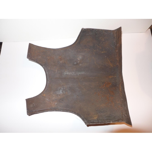 442 - A COPY OF A 17TH CENTURY BREASTPLATE