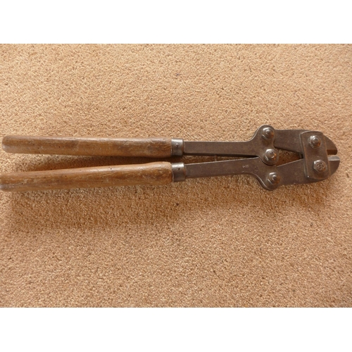 458 - A PAIR OF BRITISH ARMY WIRE CUTTERS