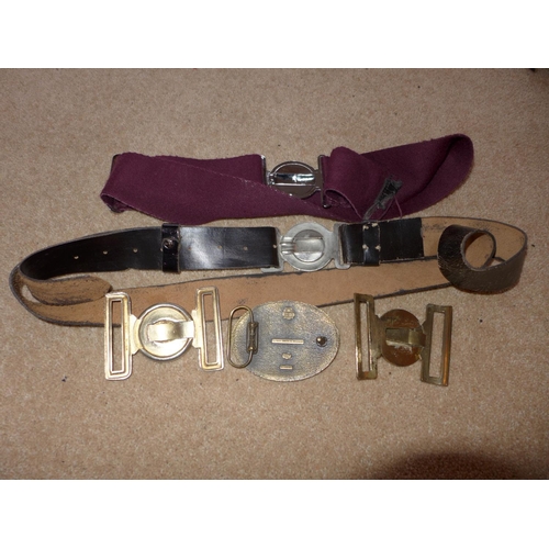 462 - A PARACHUTE REGIMENT BELT AND BUCKLE, PLUS FURTHER BUCKLES