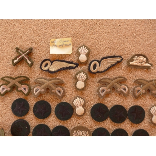 463 - A COLLECTION OF CLOTH BADGES, TO INCLUDE RAF, CAVALRY ETC