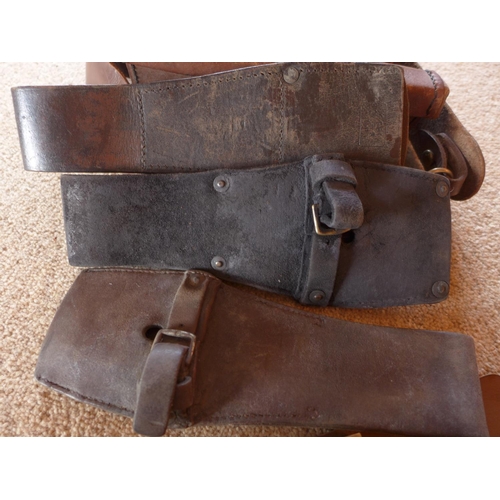 481 - A LEATHER CASE FOR A MORTAR CLINO MK1 DATED 1944, FURTHER BELTS, US CASINO 300 ETC