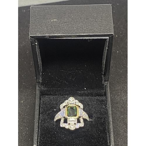 511 - A GREEN KITE ART DECO STYLE DRESS RING SIZE L WEIGHT 4.51 GRAMS IN A PRESENTATION BOX