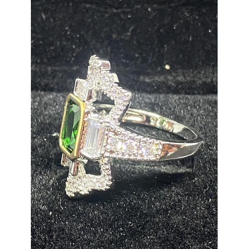 511 - A GREEN KITE ART DECO STYLE DRESS RING SIZE L WEIGHT 4.51 GRAMS IN A PRESENTATION BOX