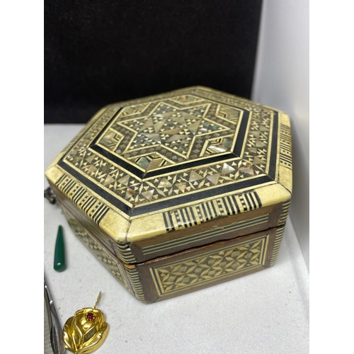 568 - A DECORATIVE INLAID HEXAGANOL BOX WITH CONTENTS TO INCLUDE JEWELLERY AND A PENKNIFE