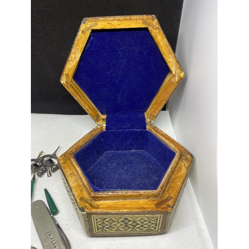 568 - A DECORATIVE INLAID HEXAGANOL BOX WITH CONTENTS TO INCLUDE JEWELLERY AND A PENKNIFE