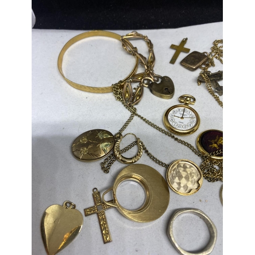 569 - VARIOUS ITEMS OF YELLOW METAL JEWELLERY