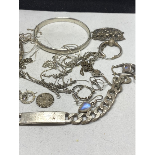 571 - A QUANTITY OF SILVER JEWELLERY