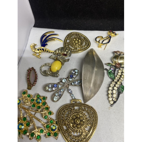 579 - TWENTY TWO VARIOUS DECORATIVE COSTUME JEWELLERY BROOCHES