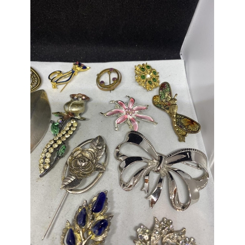 579 - TWENTY TWO VARIOUS DECORATIVE COSTUME JEWELLERY BROOCHES