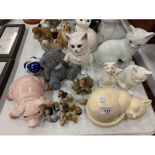 137 - AN ASSORTMENT OF CERAMIC ANIMAL FIGURES TO INCLUDE A BLUE AND WHITE FROG, A LARGE TIGER AND CUB AND ... 