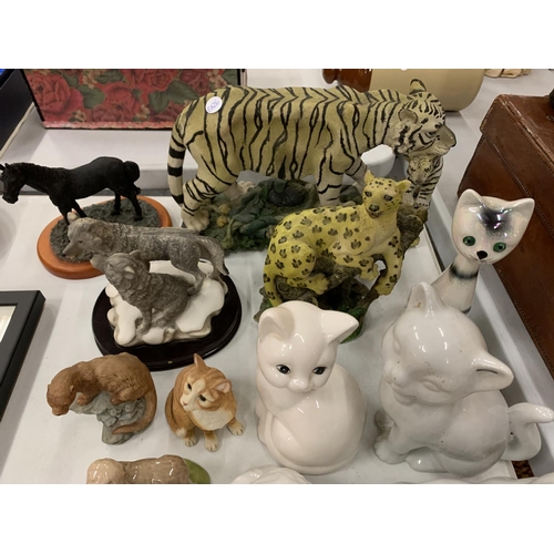 137 - AN ASSORTMENT OF CERAMIC ANIMAL FIGURES TO INCLUDE A BLUE AND WHITE FROG, A LARGE TIGER AND CUB AND ... 