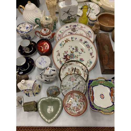 143 - A LARGE ASSORTMENT OF TREEN AND CERAMIC WARE TO INCLUDE A COALPORT TEAPOT, A JASPER WARE DISH AND A ... 