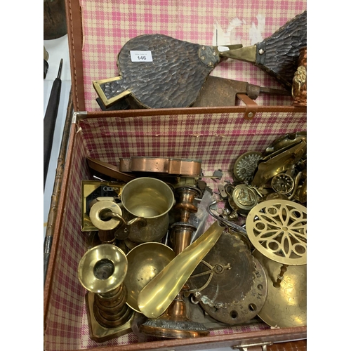 146 - A VINTAGE SUITCASE AND THE CONTENTS OF A LARGE SELECTION OF BRASSWARE