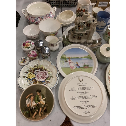 152 - A SELECTION OF CERAMIC WARE TO INCLUDE TWO COLLECTABLE VILLROY AND BOSCH PLATES