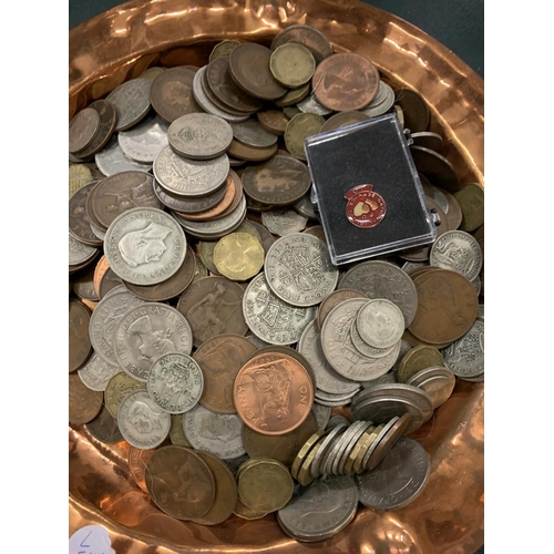 158 - A BRASS PLATTER CONTAINING A LARGE QUANTITY OF VINTAGE COINS AND A POTTERY 'FISH' BOWL