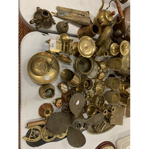 174 - AN EXTENSIVE ASSORTMENT OF BRASSWARE TO INCLUDE A PROPELLER, AN AMUNITION SHELL, KETTLES ETC