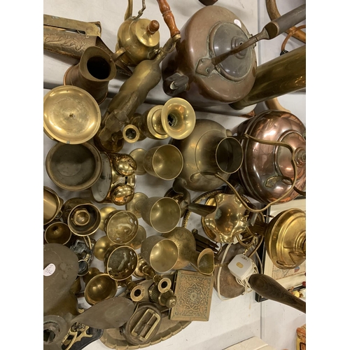 174 - AN EXTENSIVE ASSORTMENT OF BRASSWARE TO INCLUDE A PROPELLER, AN AMUNITION SHELL, KETTLES ETC