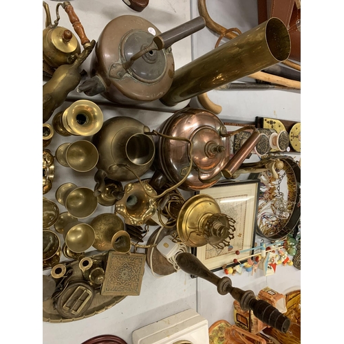 174 - AN EXTENSIVE ASSORTMENT OF BRASSWARE TO INCLUDE A PROPELLER, AN AMUNITION SHELL, KETTLES ETC