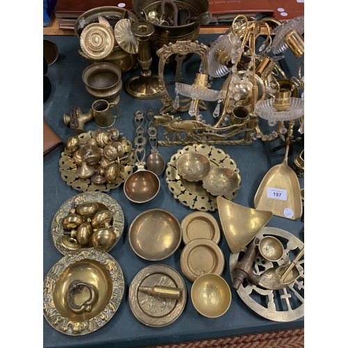 197 - A LARGE QUANTITY OF BRASS WARE TO INCLUDE WALL MOUNTED LIGHT FITTINGS ETC