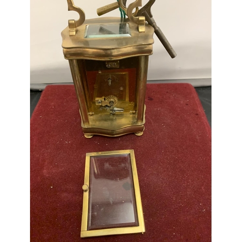 21 - A FRENCH BRASS FRAMED CARRIAGE CLOCK - WORKING WHEN CATALOGUED (DOOR A/F)