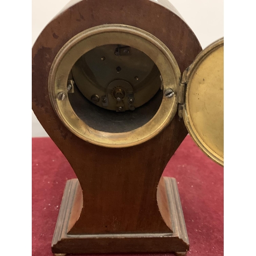 29 - A SMALL MANTEL CLOCK WITH INLAY AND BRASS DETAIL, HEIGHT 18CM