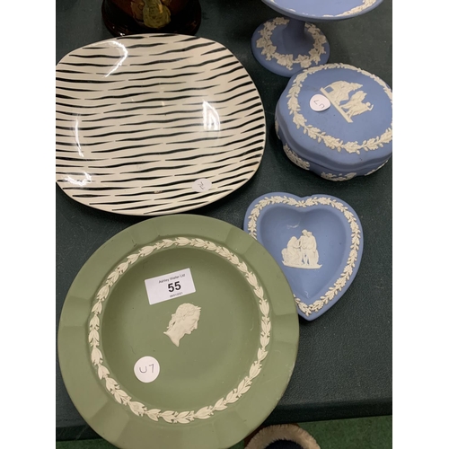 55 - AN ASSORTMENT OF CERAMIC WARE TO INCLUDE FOUR PIECES OF JASPER WARE