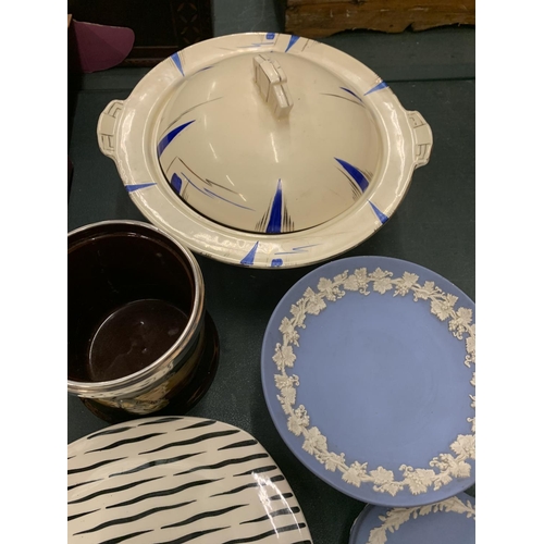 55 - AN ASSORTMENT OF CERAMIC WARE TO INCLUDE FOUR PIECES OF JASPER WARE