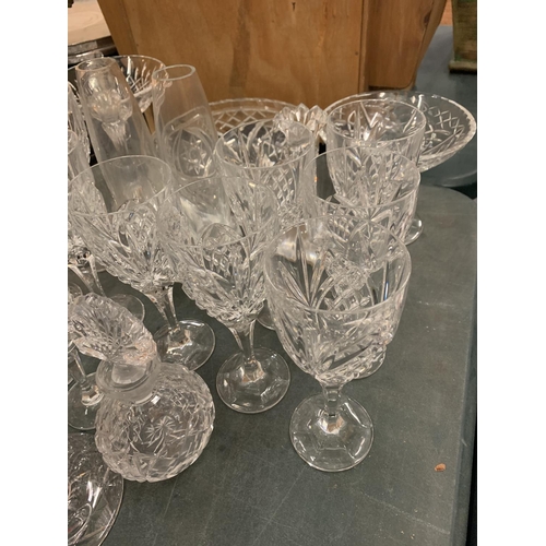 65 - A LARGE QUANTITY OF GLASS WARE TO INCLUDE TWELVE WINE GLASSES AND BOWLS ETC