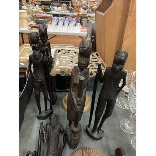 66 - AN ASSORTMENT OF TREEN TRIBAL FIGURES TO INCLUDE A FACE MASK