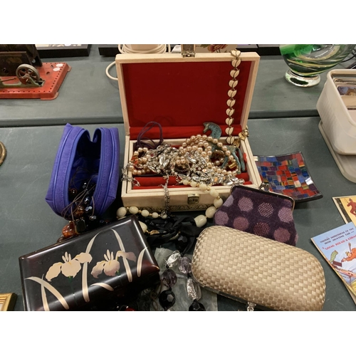 77 - AN ASSORTMENT OF LADIES ITEMS TO INCLUDE A JEWELLERY BOX AND AN ASSORTMENT OF COSTUME JEWELLERY ETC