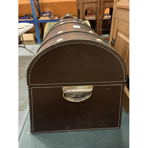 95 - A LEATHER EFFECT DOMED CARRY CASE