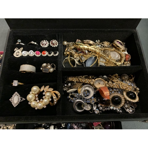 617 - A JEWELLERY BOX CONTAINING A LARGE QUANTITY OF COSTUME JEWELLERY TOGETHER WITH FURTHER TRAY OF BROOC... 