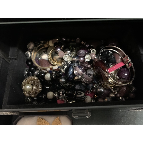 617 - A JEWELLERY BOX CONTAINING A LARGE QUANTITY OF COSTUME JEWELLERY TOGETHER WITH FURTHER TRAY OF BROOC... 