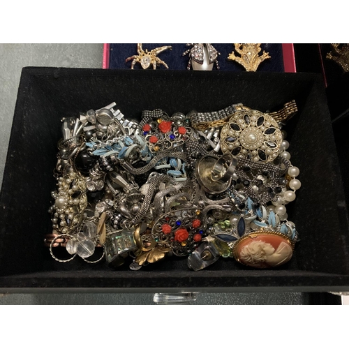 617 - A JEWELLERY BOX CONTAINING A LARGE QUANTITY OF COSTUME JEWELLERY TOGETHER WITH FURTHER TRAY OF BROOC... 