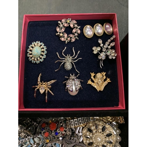 617 - A JEWELLERY BOX CONTAINING A LARGE QUANTITY OF COSTUME JEWELLERY TOGETHER WITH FURTHER TRAY OF BROOC... 