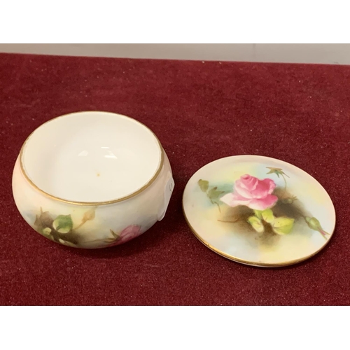 711 - A ROYAL WORCESETR TRINKET BOX DECORATED WITH ROSES DIAMETER 6.5CM