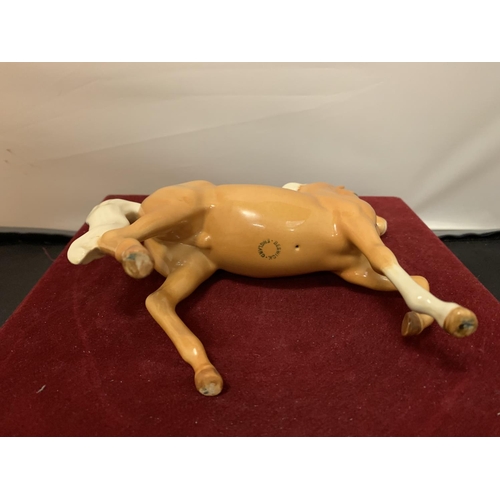 714 - A BESWICK PALOMINO PONY WITH A BOX