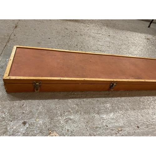 497 - A WOODEN GUN CASE WITH LEATHER EFFECT FRONT