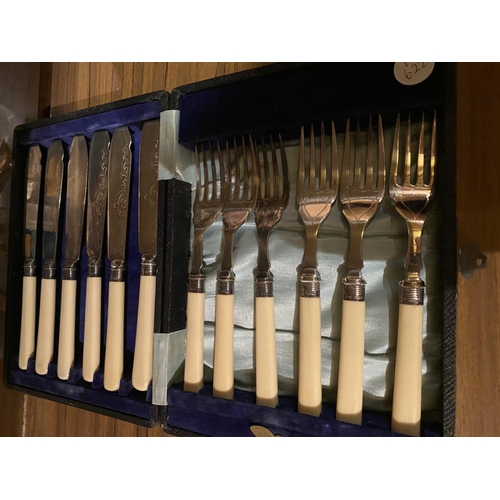 621 - A COLLECTION OF FLATWARE TO INCLUDE A BOXED SET OF FISH KNIVES AND FORKS, COFFEE SPOONS AND SUGAR TO... 