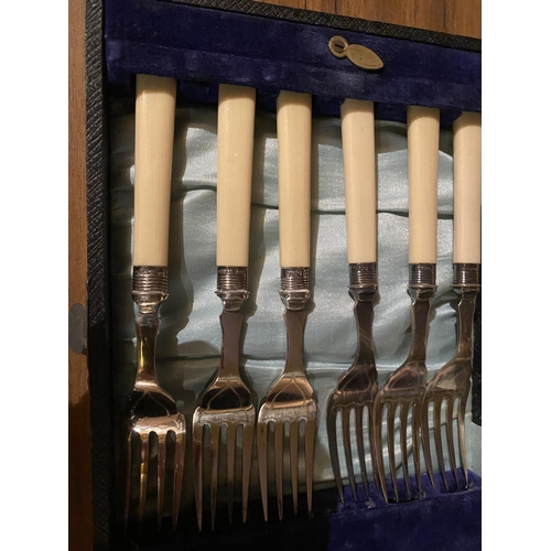 621 - A COLLECTION OF FLATWARE TO INCLUDE A BOXED SET OF FISH KNIVES AND FORKS, COFFEE SPOONS AND SUGAR TO... 