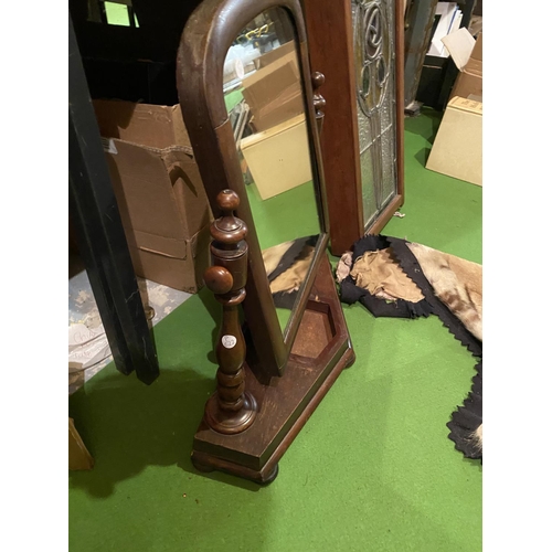 622 - A MAHOGANY DRESSING TABLE MIRROR WITH FINIAL TOPS (FRAME A/F)