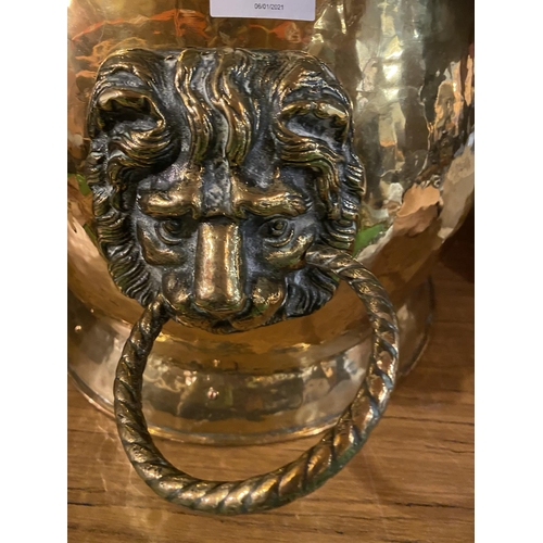 628 - A VERY LARGE BRASS COAL/LOG RECEPTACLE WITH ORNATE LION HEAD HANDLES (WIDTH 44CM X HEIGHT 27CM)