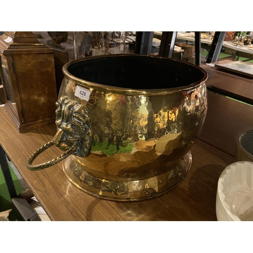 628 - A VERY LARGE BRASS COAL/LOG RECEPTACLE WITH ORNATE LION HEAD HANDLES (WIDTH 44CM X HEIGHT 27CM)