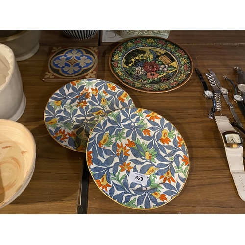 629 - AN ASSORTMENT OF CERAMIC ITEMS TO INCLUDE A PAIR OF STAFFORDSHIRE FLATBACKS, A WINTON BOWL, ROYAL DO... 