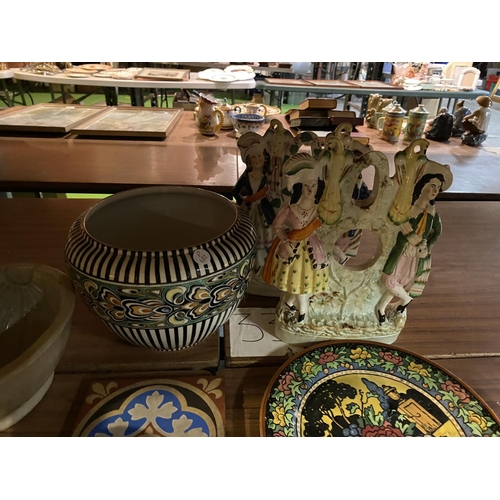 629 - AN ASSORTMENT OF CERAMIC ITEMS TO INCLUDE A PAIR OF STAFFORDSHIRE FLATBACKS, A WINTON BOWL, ROYAL DO... 