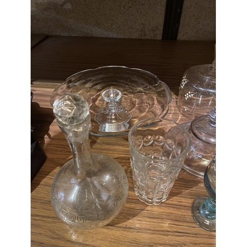 636 - AN ASSORTMENT OF GLASSWARE TO INCLUDE CEILING PENDANT, CAKE STAND, ETCHED GLASS DECANTER ETC