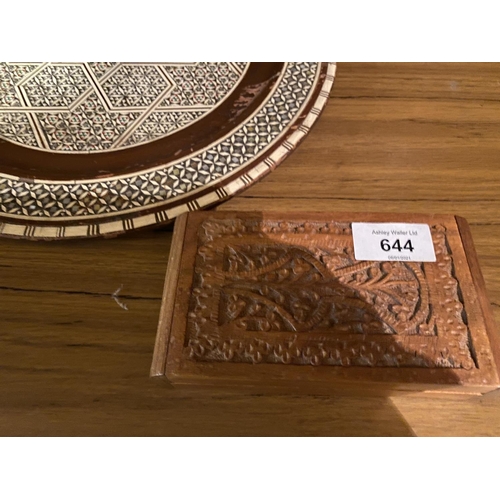 644 - AN ASSORTMENT OF TREEN WARE TO INCLUDE CARVED BOXES, A BOXED SET OF SIX BONE NAPKIN RINGS AND AN ORN... 