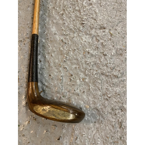 646 - A VINTAGE WOODEN 'TOM AUCHTERLONIE' GOLF CLUB